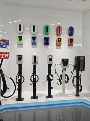 Ein guter Preis. 7kW Wandmontierbare AC-EV-Ladestation 32A 220V 4,3 Zoll Touchscreen für den Heimgebrauch in der Garage Online